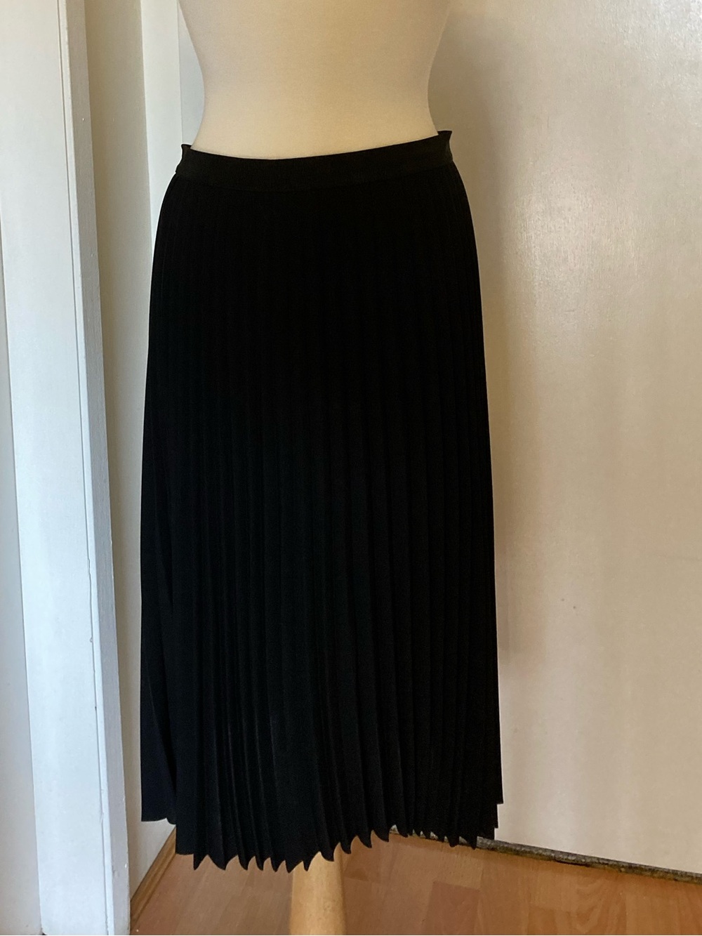Pleated, swingy InWear Nattys midi skirt with elastic waist